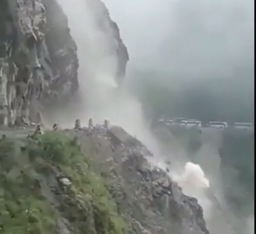 Land slide in Himachal: हिमाचल में बरसात की तबाही का मंजर, रोंगटे खड़े करने वाला भारी भूस्खलन....