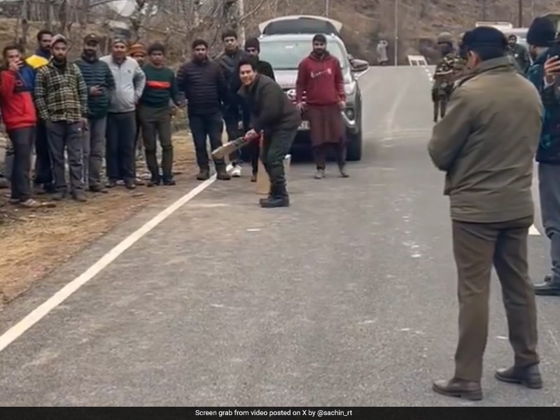 “कौन है तुम्हारा बॉलर?”  : सचिन तेंदुलकर गुलमर्ग के लोगों के साथ क्रिकेट खेलते हैं।  देखो |  क्रिकेट खबर