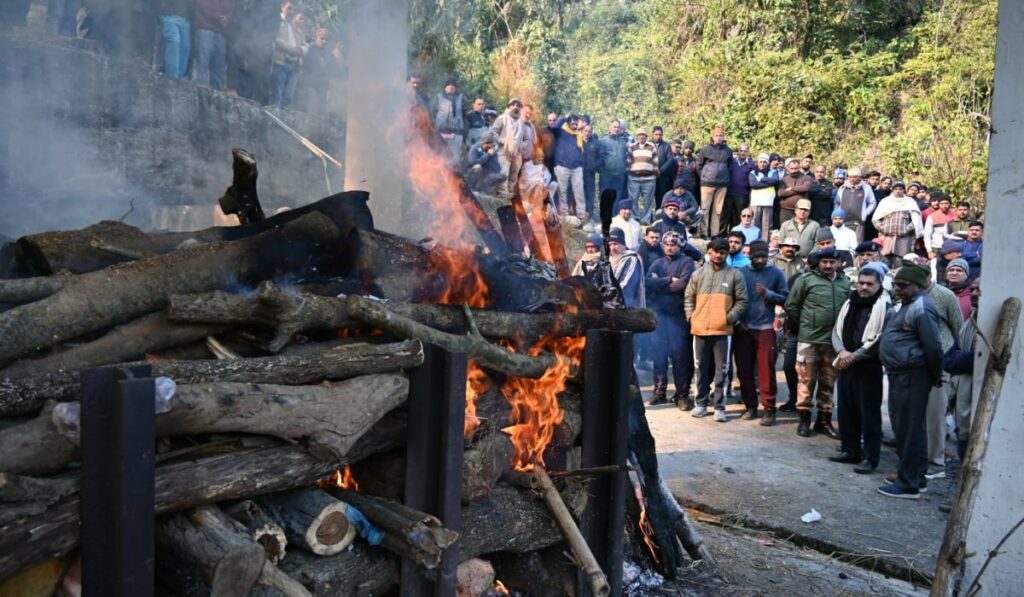 नादौन की जलाड़ी पंचायत के सैनिक दीपेश परमार की ड्यूटी के दौरान सड़क दुर्घटना में मौत हो गई।