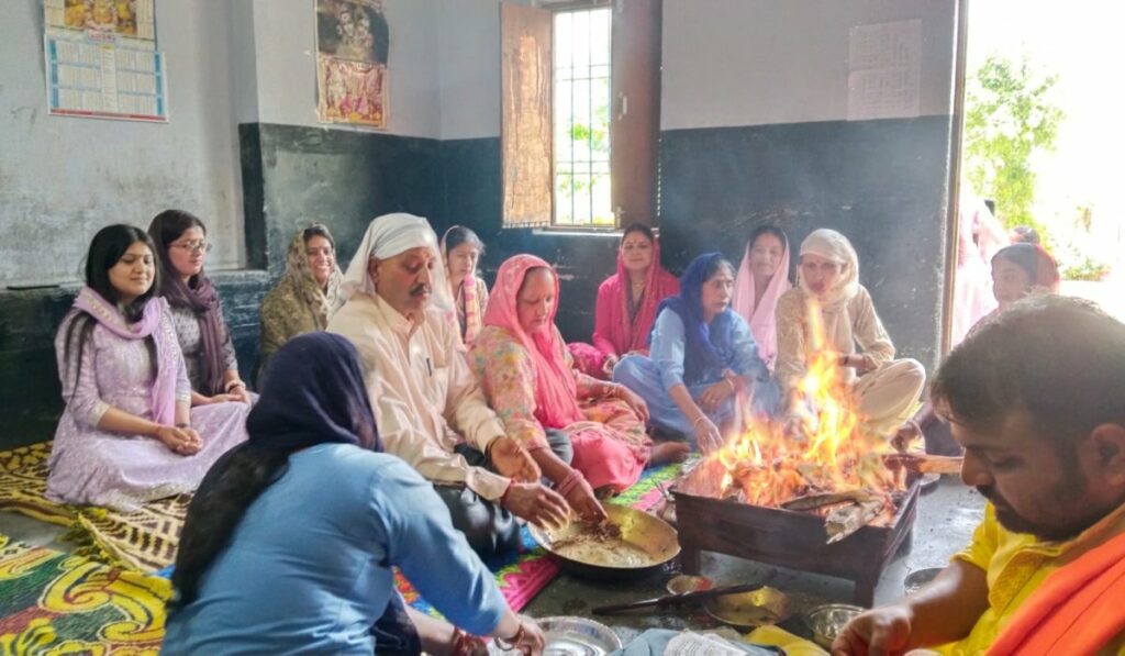 आदर्श मॉडल पब्लिक स्कूल में नए सत्र की शुरुआत हवन यज्ञ के साथ हुई