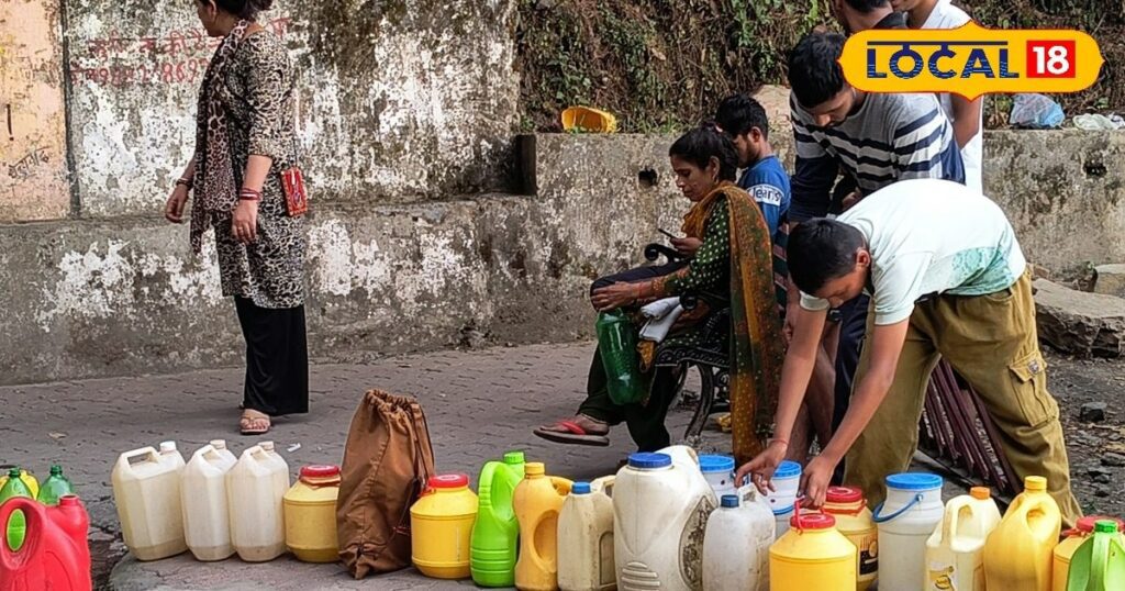 शिमला में जल संकट!  लोगों को पानी लेने के लिए हैंडपंप के सामने लाइन लगानी पड़ी