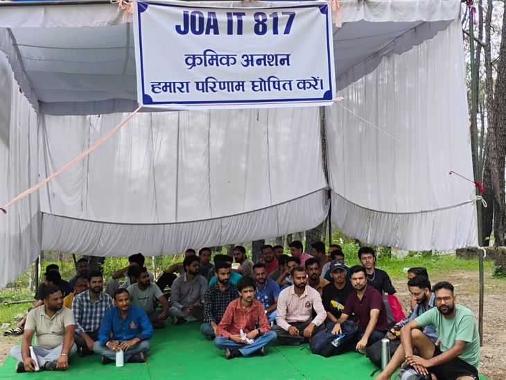 हमीरपुर में JOA-IT अभ्यर्थियों का क्रमिक अनशन: राज्य चयन आयोग कार्यालय के बाहर नारेबाजी, परिणाम घोषित करने की मांग, 1867 रिक्त पद भरे जाएं- खबर हमीरपुर (हिमाचल) से।