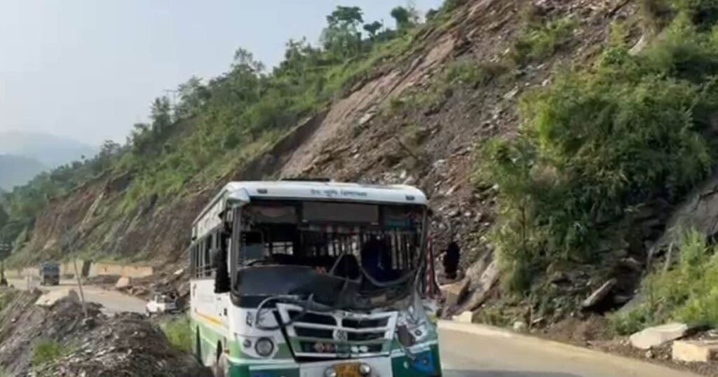 हिमाचल में दो सड़क हादसे, पहाड़ से गिरा पत्थर बस से टकराया, कार पर पत्थर गिरा, 2 की मौत