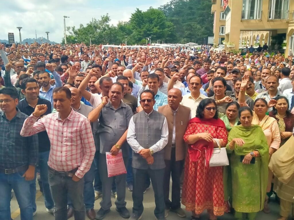 कर्मचारियों ने सुक्खू सरकार के खिलाफ लामबंद होना शुरू कर दिया और सचिवालय से भूख हड़ताल का आह्वान किया