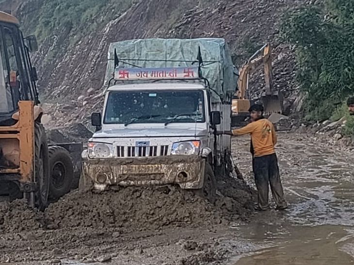 मंडी में चंडीगढ़-मनाली हाईवे बंद: दोपहर 3 बजे 9 मील में भूस्खलन;  ट्रक और पिकअप फंसे, जान बचाकर भागे चालक- खबर मंडी (हिमाचल प्रदेश) से।