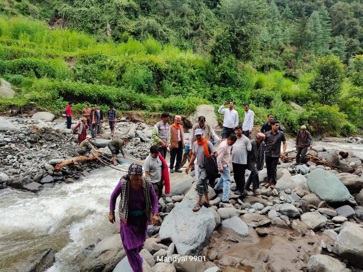 विधायक पूर्ण चंद ने किया चौहारघाटी का दौरा:बाढ़ से हुए नुकसान का ले रहे जायजा;  लोगों को सुरक्षित स्थान पर ले जाने की मांग- पाढर न्यूज