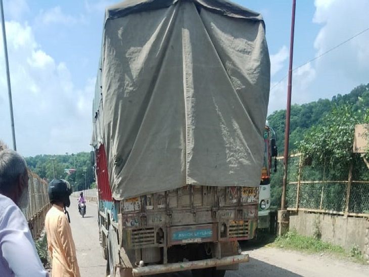 हमीरपुर में ट्रक की चपेट में आने से महिला की मौत: शरीर तीन हिस्सों में कटा; ब्यास पुल हादसे का शिकार 32 फीट तक घसीटा, चालक गिरफ्तार-हमीरपुर (हिमाचल) समाचार।