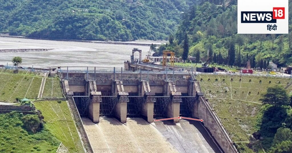 हिमाचल बाढ़: प्रार्थना करें कि बारिश न हो!  हिमाचल में पंडोह बांध के दो गेट बंद कर दिए गए, जिससे अफरा-तफरी मच गई