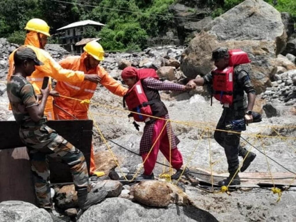 हिमाचल में भारी बारिश का येलो अलर्ट, शिमला में दरकी जमीन किन जिलों में बरसेंगे बदरा?