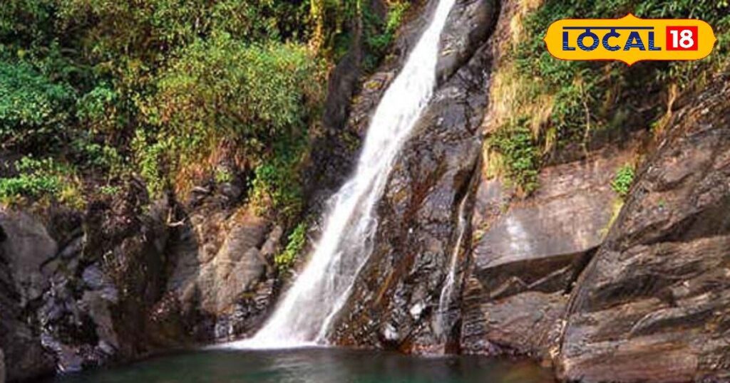 अगर आप धर्मशाला जाएं तो इस झरने को देखना न भूलें, यहां की खूबसूरती आपका दिल जीत लेगी।