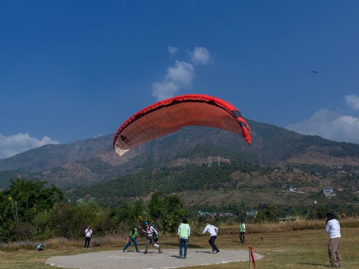 धौलाधार पैराग्लाइडिंग एक्यूरेसी कप का दूसरा दिन: 73 पायलटों ने भरी उड़ान, 126 ने किया आवेदन, 20 तक चलेगा - धर्मशाला समाचार