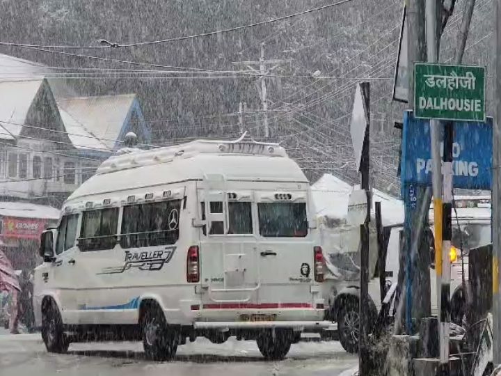 डलहौजी में बर्फबारी शुरू:सप्ताह के आखिरी दिन पहुंचे पर्यटक, होटल बुक, नए साल के जश्न की तैयारी