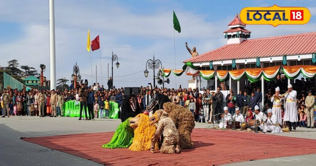 लोगों ने जानवरों के मुखौटे पहनकर पहाड़ी पर नृत्य किया और लोगों को तालियां बजानी पड़ीं।