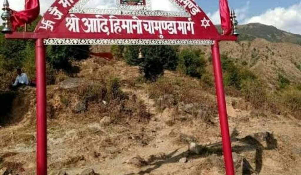 हिमानी चामुंडा मार्ग पर लगी सोलर लाइटों को हटाने पर लोगों ने कड़ी आपत्ति जताई।