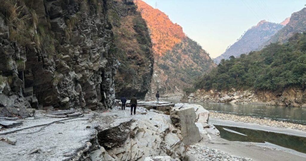 यह राष्ट्रीय राजमार्ग है!  6 माह बाद भी पुराने एनएच की नहीं हुई मरम्मत, हणोगी मंदिर में सन्नाटा, ग्रामीणों में गुस्सा