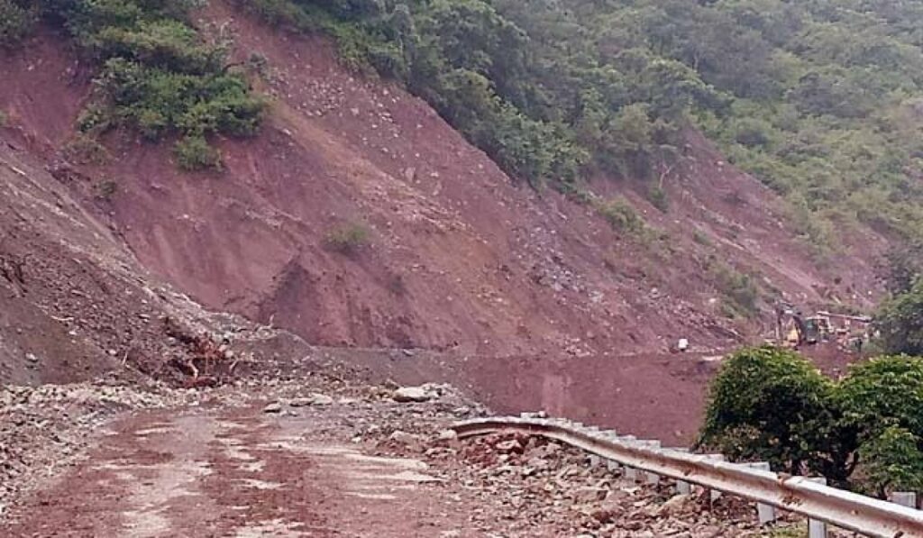 चक्कीमोड़ की हालत खराब है और वाहनों की आवाजाही खतरे की घंटी बन रही है.