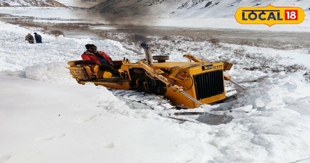 हिमाचल के लाहौल स्पीति में भारी बर्फबारी, कई सड़कें अवरुद्ध, पुनर्वास के लिए चल रहे बुलडोजर