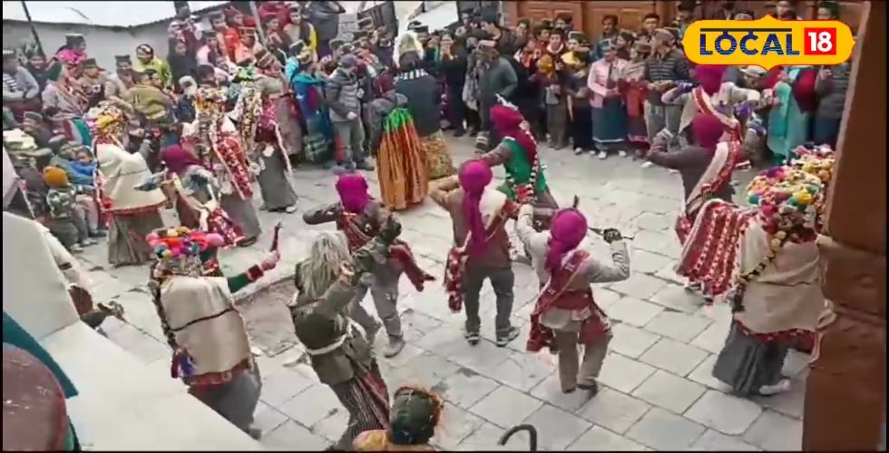 देवी-देवताओं को प्रसन्न करने के लिए पूजा की जगह नृत्य किया जाता है।