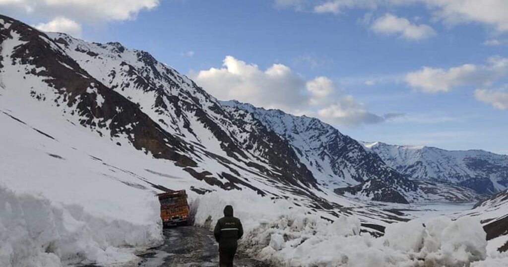 अच्छी खबर: बर्फ की दीवारें, कई जगहों पर फिसलन, लेह-मनाली हाईवे खुला