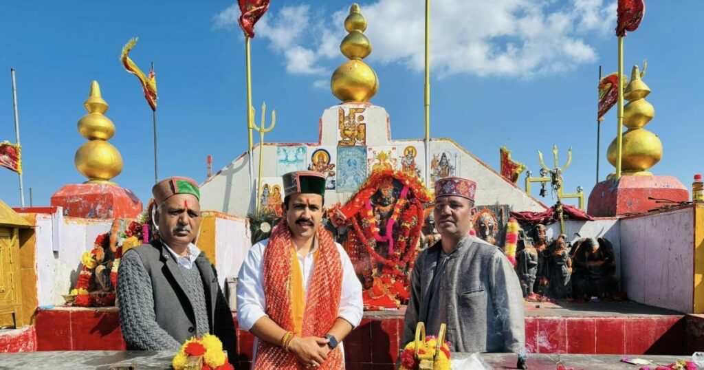 विक्रमादित्य सिंह उस मंदिर में पहुंचे जहां वीरभद्र सिंह ने अपने बेटे के लिए प्रार्थना की थी.  मां 11,000 फीट की ऊंचाई पर विराजमान हैं.