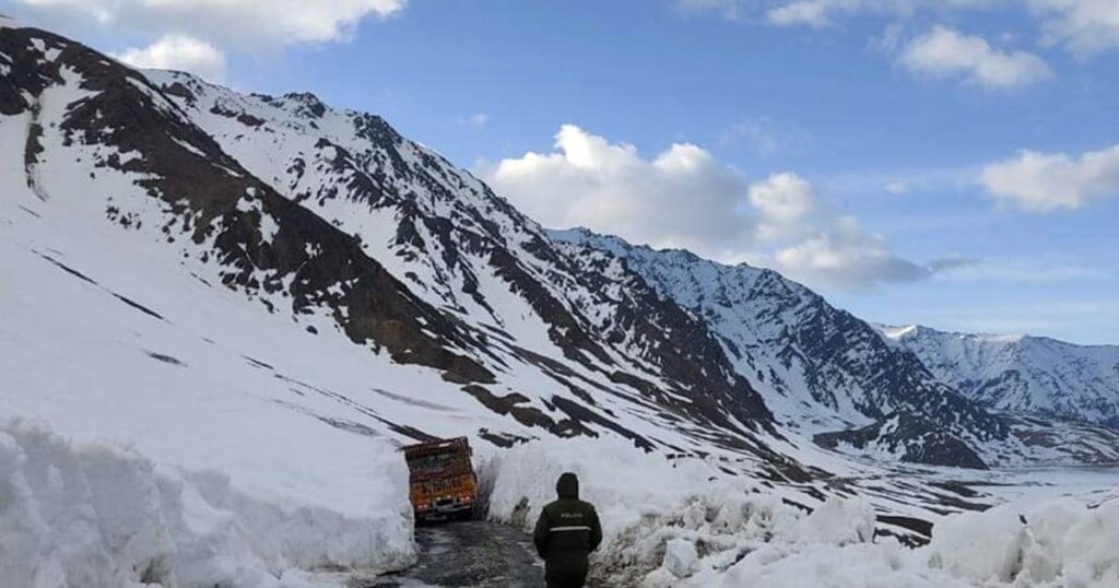 हिमाचल में बारिश: ताजा बर्फबारी से लेह-मनाली हाईवे बंद, गर्मी ने तोड़ा 46 साल का रिकॉर्ड, अब मौसम लेगा करवट