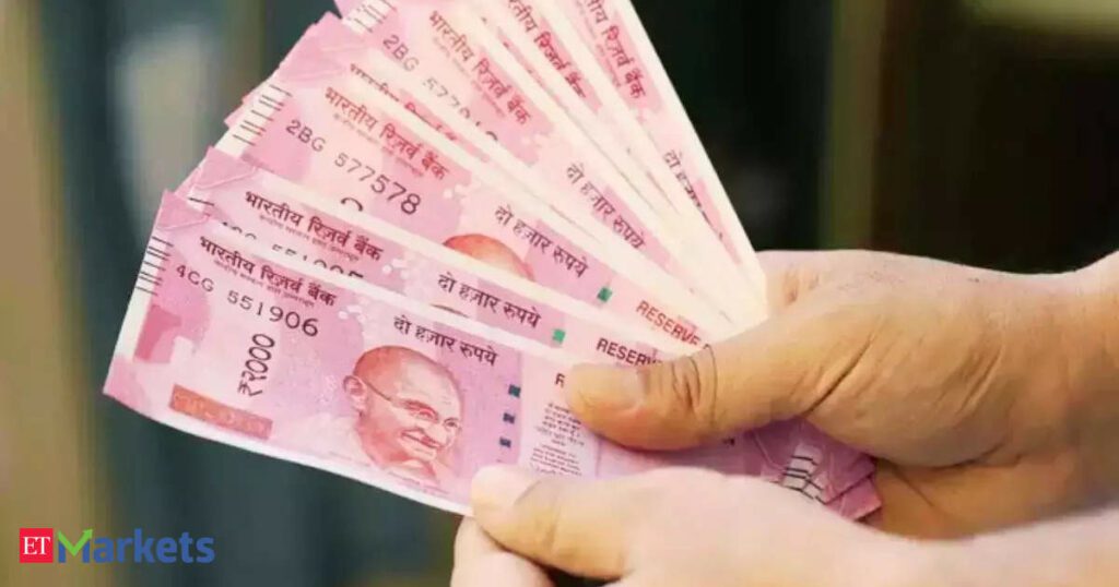 डॉलर के मुकाबले रुपया थोड़ा ऊपर है और 83.495 पर है