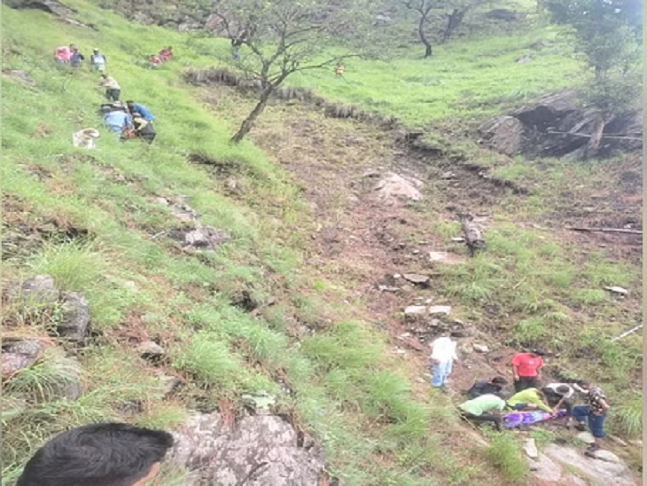 हिमाचल में पहाड़ी से गिरकर दंपति की मौत: एक दिन पहले मनाया था बेटी का जन्मदिन;  सुबह घास लेने गई थी, पैर फिसलने से हादसा-कुल्लू समाचार