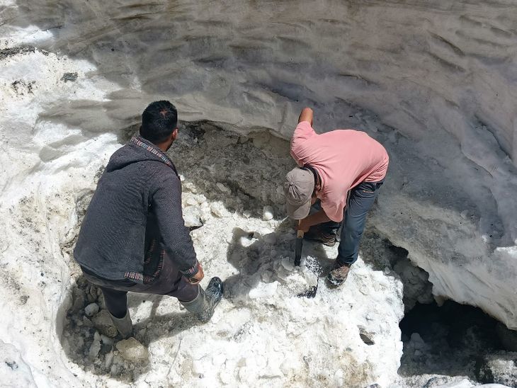 तीन दिन से प्यासे थे यांगला गांव के बाशिंदे:ग्लेशियर आने से जलापूर्ति ध्वस्त, कार्यस्थल छोड़ भागे विभाग के कर्मचारी - कुल्लू न्यूज़