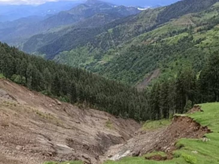 पराशर में मूसलाधार बारिश, बाघी नाला में बाढ़: लोगों को सतर्क रहने के आदेश; सड़क धंसने से आई दरारें - पाढर समाचार