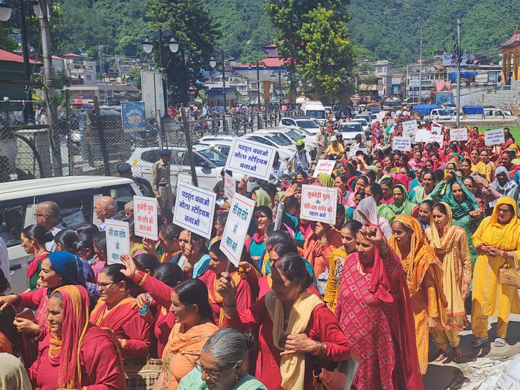 महिलाओं ने की बस स्टैंड बहाली की मांग:मंडी में विरोध प्रदर्शन; उपायुक्त व एसपी को सौंपा मांग पत्र-मंडी (हिमाचल प्रदेश) समाचार