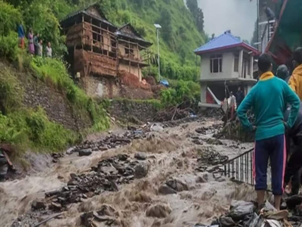 शिमला में फिर टूटा पहाड़, टूटा रेन शेल्टर, हिमाचल में कल कैसा रहेगा मौसम?