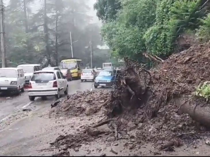 शिमला में भारी बारिश से भूस्खलन: टॉलैंड में सड़क पर मलबा आने से ट्रैफिक जाम; सड़क बहाल करने में जुटी रेस्क्यू टीम-शिमला न्यूज़