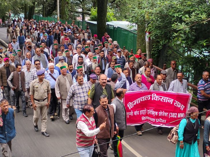 शिमला में सुन्नी परियोजना प्रभावितों का प्रदर्शन: सीएम आवास तक विरोध रैली निकाली; प्रभावितों ने कहा: विस्फोट से घरों में दरारें आईं - शिमला न्यूज़