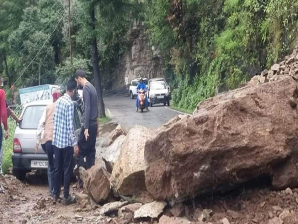 हिमाचल में आफत बना मानसून, भीषण बाढ़ और बादल फटने से 31 की मौत और 27 लापता, करीब 1200 करोड़ रुपये का नुकसान