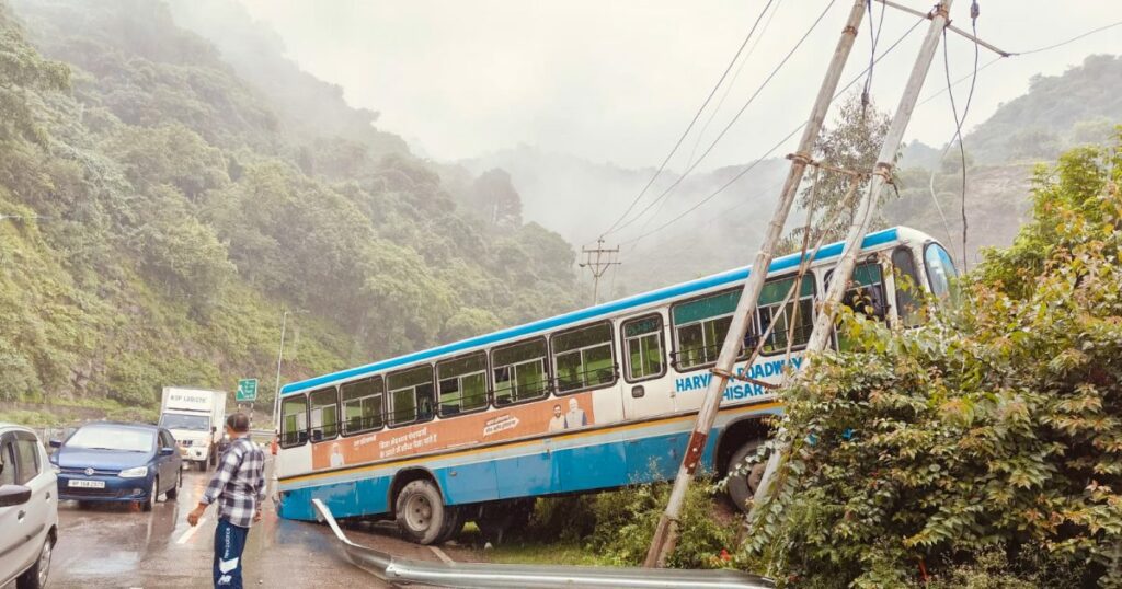 हिमाचल हरियाणा न्यूज़ लाइव अपडेट: हिमाचल में दुर्घटनाग्रस्त हुई हरियाणा की बस, बाल-बाल बचे 20 यात्री