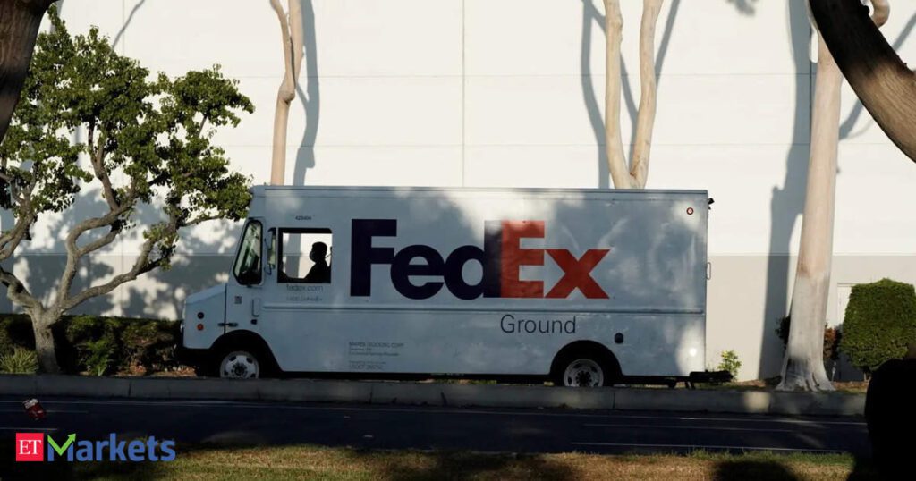 महंगी प्राथमिकता डिलीवरी की कमजोर मांग के कारण FedEx के मूल्य में 15 प्रतिशत की गिरावट आ रही है