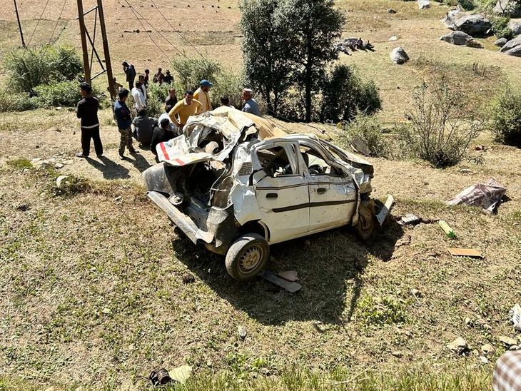 मंडी में 5 लोगों की मौत: 700 मीटर गहरी खाई में गिरी कार; हम शादी से लौट रहे हैं- खबर मंडी (हिमाचल प्रदेश) से।