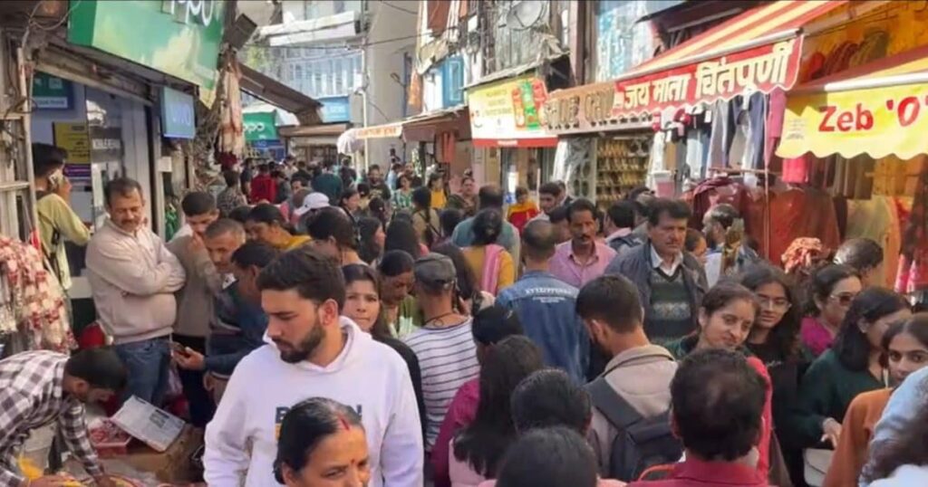 शिमला दिवाली समारोह: 'तिल धरने' के लिए कोई जगह नहीं... हर तरफ रंग-बिरंगी रोशनी, दुल्हन की तरह सजी पहाड़ों की रानी, ​​पटाखे केवल 2 घंटे तक चलते हैं।