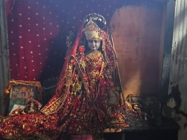 संतोषी माता मंडी मंदिर में लगी आग:शॉर्ट सर्किट से हादसा, कड़ी मशक्कत के बाद पाया गया काबू; सामान जलकर राख - खबर मंडी (हिमाचल प्रदेश) से।