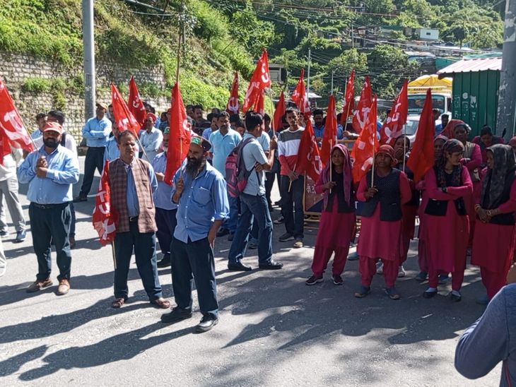 सीटू मजदूर यूनियन ने शिमला में किया विरोध प्रदर्शन:8 घंटे की जगह 12 घंटे होगा काम; कर्मचारियों पर शोषण का आरोप-रामपुर (शिमला) समाचार