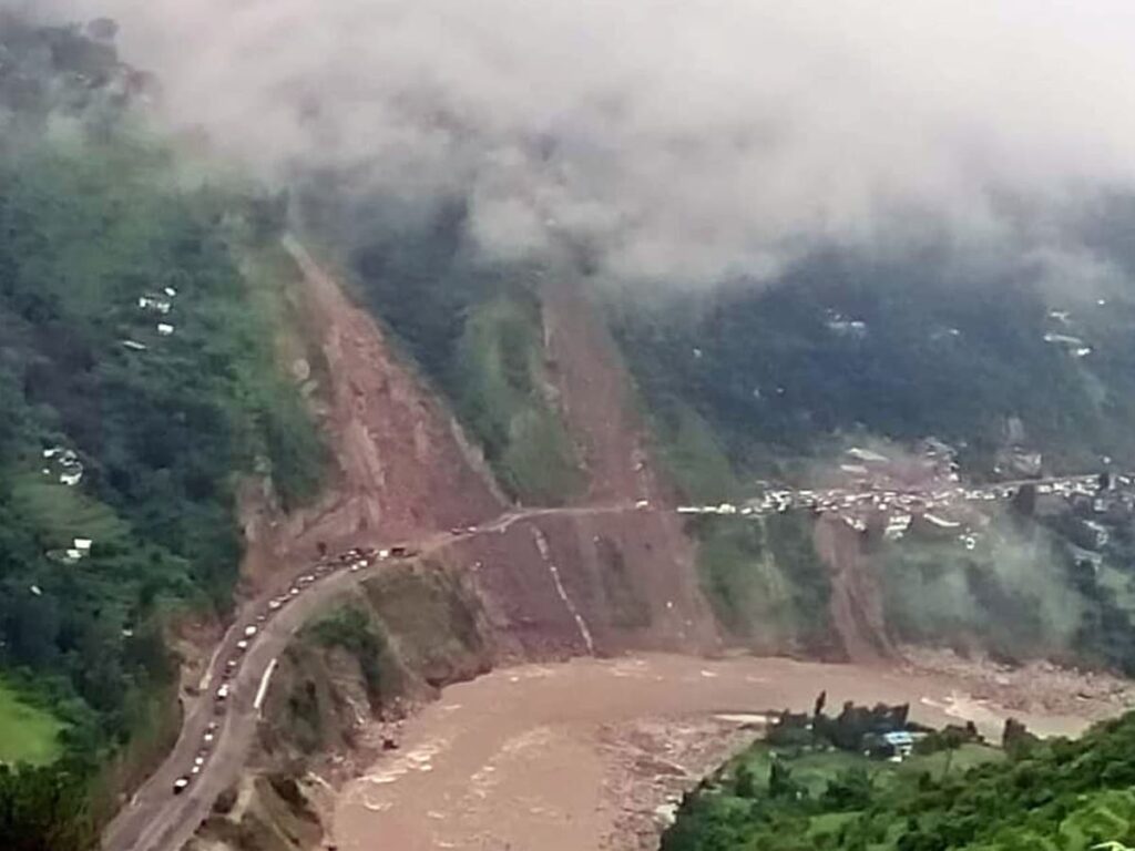 हिमाचल के पहाड़ी इलाकों में बढ़ी ठंड, लाहौल-स्पीति में जमने लगा पानी; 15 अक्टूबर तक कैसा रहेगा मौसम?