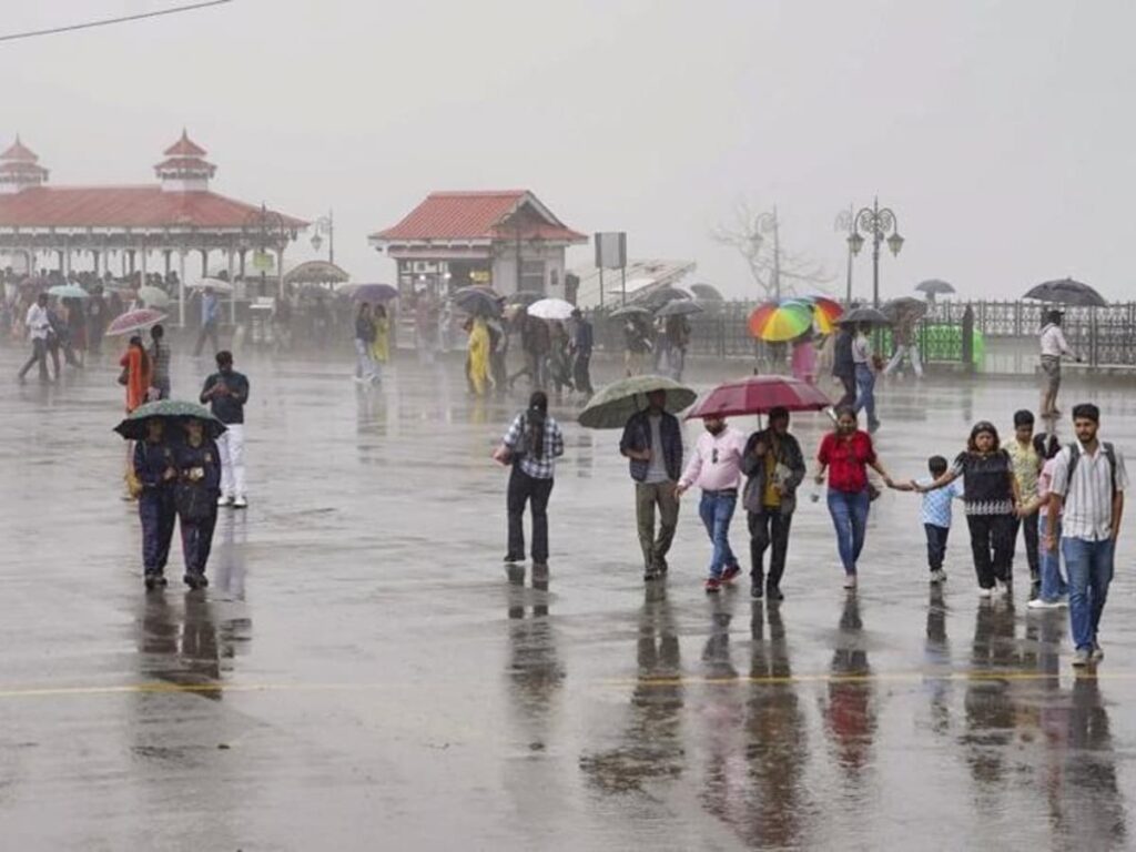 हिमाचल प्रदेश में बर्फबारी की संभावना, पर्यटकों ने किया शिमला का रुख, पर्यटन पटरी पर लौटा