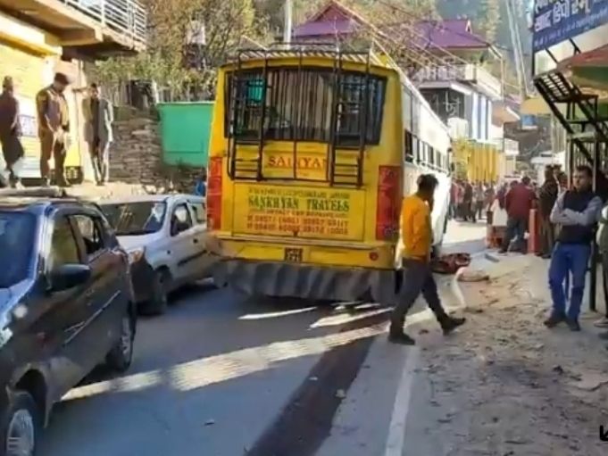 कुल्लू में बस से कुचलकर बुजुर्ग महिला की मौत: बेटी को बस में लेने आई थी, ड्राइवर को पुलिस ने किया गिरफ्तार - Anni News