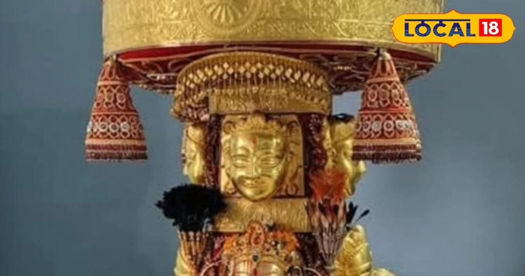 छोटी काशी में 300 से अधिक देवी-देवता हैं जो समय-समय पर भ्रमण करते रहते हैं।