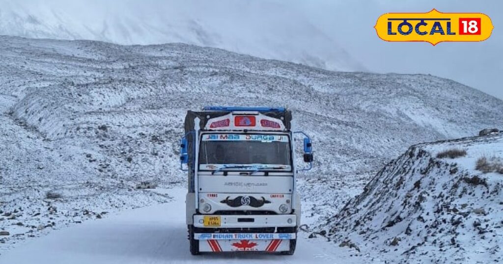 सड़क पर फैली बर्फ की चादर, फिसलन का खतरा बढ़ा; जल्द ही बंद हो जाएगा लाहौल-लेह मार्ग