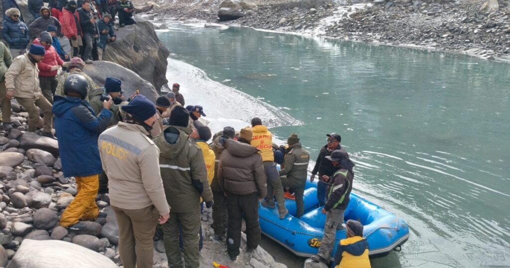 हिमाचल पर्यटक: जान से ज्यादा कीमती है सेल्फी... 28 साल के पर्यटक को 1100 किमी घसीटा समय